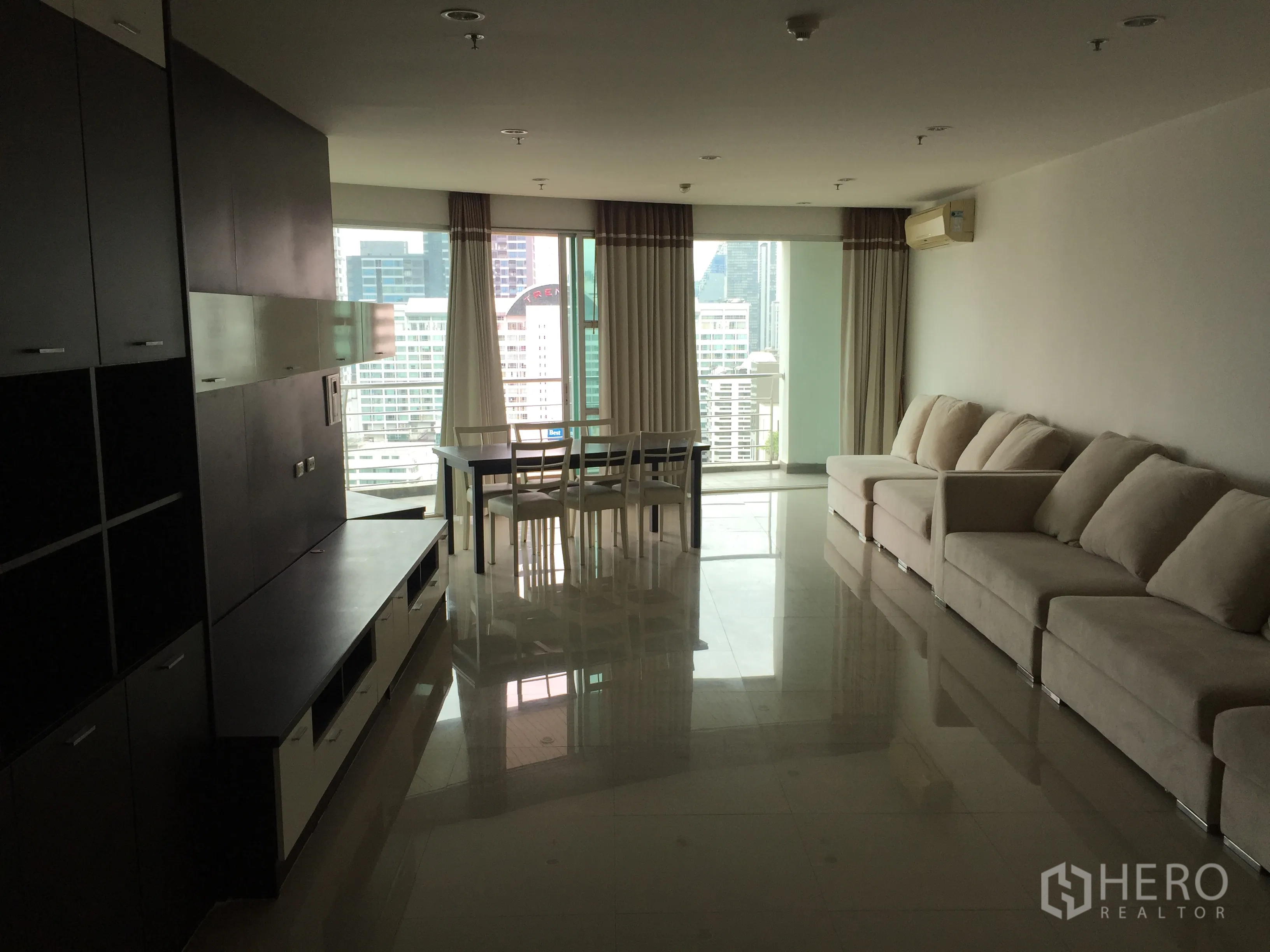 คอนโด ให้เช่าหรือขายในWatthana, Bangkok - ห้องนั่งเล่นและทานอาหารกว้าง มีหน้าต่างบานใหญ่และวิวสกายไลน์