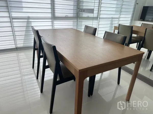 公寓 出租在Watthana, Bangkok - 极简木质餐桌和四把椅子，靠近落地窗