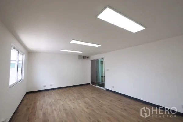 สำนักงาน ให้เช่าในKhlong Toei, Bangkok - สำนักงานแบบโอเพ่นสเปซ พื้นลายไม้ ผนังสีขาว ไฟแผง LED สว่าง