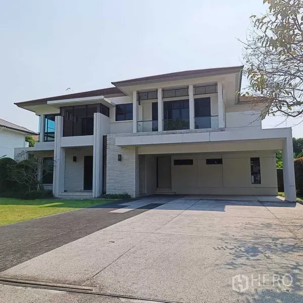 独立式住宅 出租或出售在Mueang Nonthaburi, Nonthaburi - 两层现代独栋别墅，宽阔车道、车棚与修剪整齐的草坪。