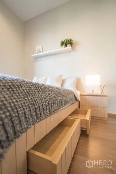 คอนโด ให้เช่าหรือขายในWatthana, Bangkok - ดีเทลห้องนอนที่สอง แสดงลิ้นชักเก็บของใต้เตียง โต๊ะหัวเตียง และแสงไฟนุ่มนวล