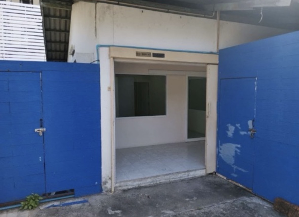 สำนักงานที่บ้าน ให้เช่าในChatuchak, Bangkok - ประตูสีน้ำเงินเปิดสู่ห้องกระเบื้องเล็กและประตูกระจกบานเลื่อน