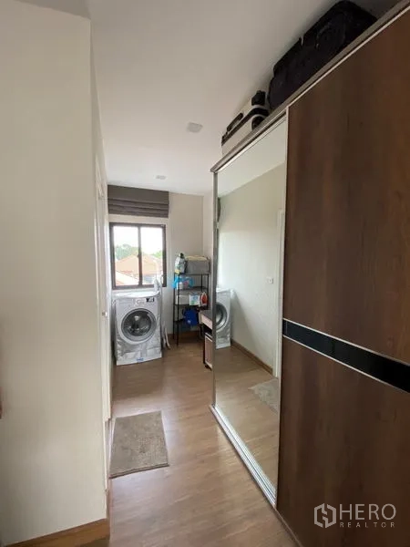 ทาวน์เฮาส์ ให้เช่าในSuan Luang, Bangkok - ห้องอเนกประสงค์พร้อมตู้เสื้อผ้าบานกระจก และเครื่องซักผ้าใกล้หน้าต่าง