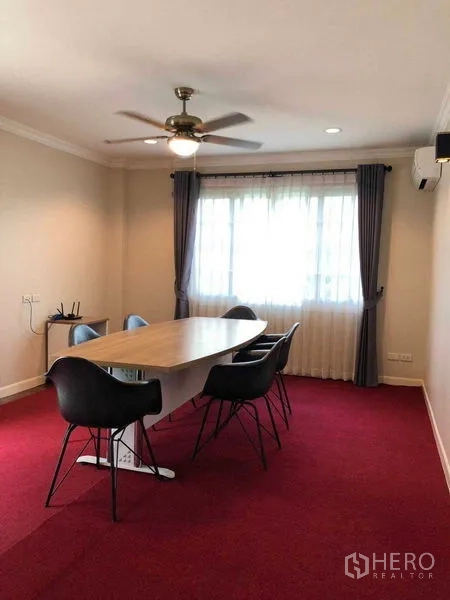 独立式住宅 出租在Bang Na, Bangkok - 多功能房布置为会议室，长桌、椅子和红地毯。