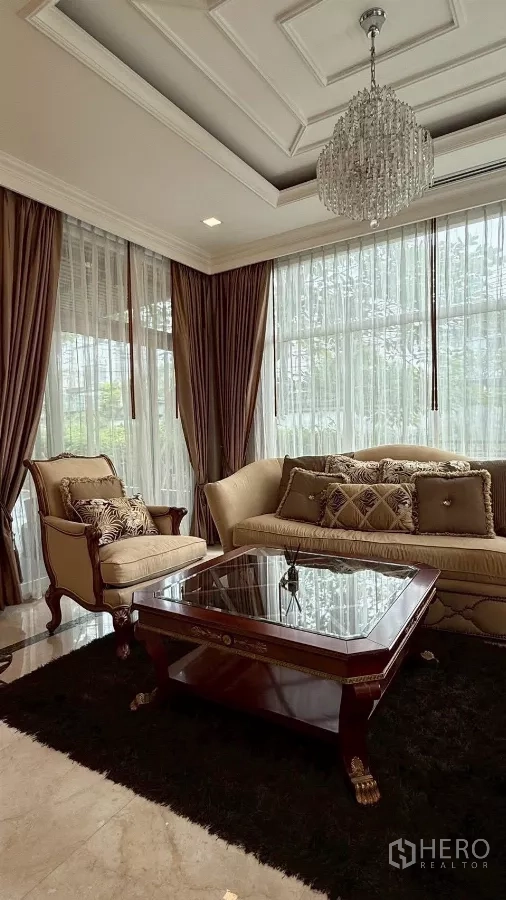 Detached House for rent or sale in Bang Phli, Samut Prakan - Elegant sitting area with crystal chandelier and floor‑to‑ceiling windows