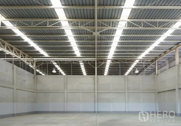 工厂 出租在Pluak Daeng, Rayong - 无柱大跨生产空间，高混凝土墙与连续天窗式屋面照明。