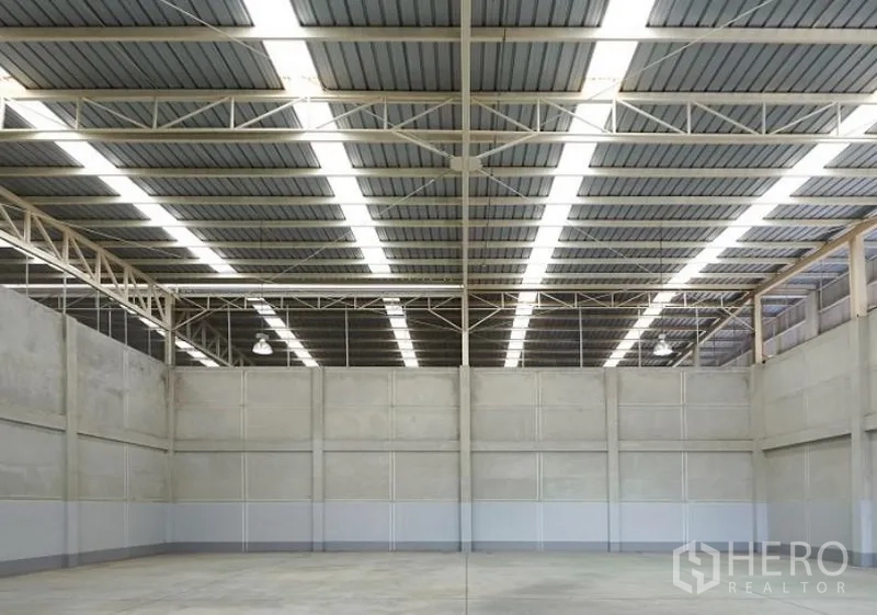 工厂 出租在Pluak Daeng, Rayong - 无柱大跨生产空间，高混凝土墙与连续天窗式屋面照明。
