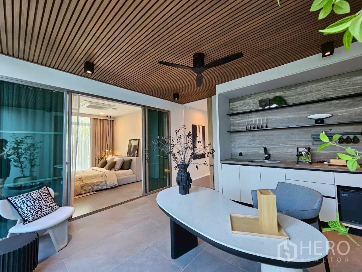 บ้าน ให้เช่าในSaphan Sung, Bangkok - ห้องอเนกประสงค์พร้อมแพนทรี พัดลมเพดาน และประตูกระจกสไลด์สู่ห้องนอน