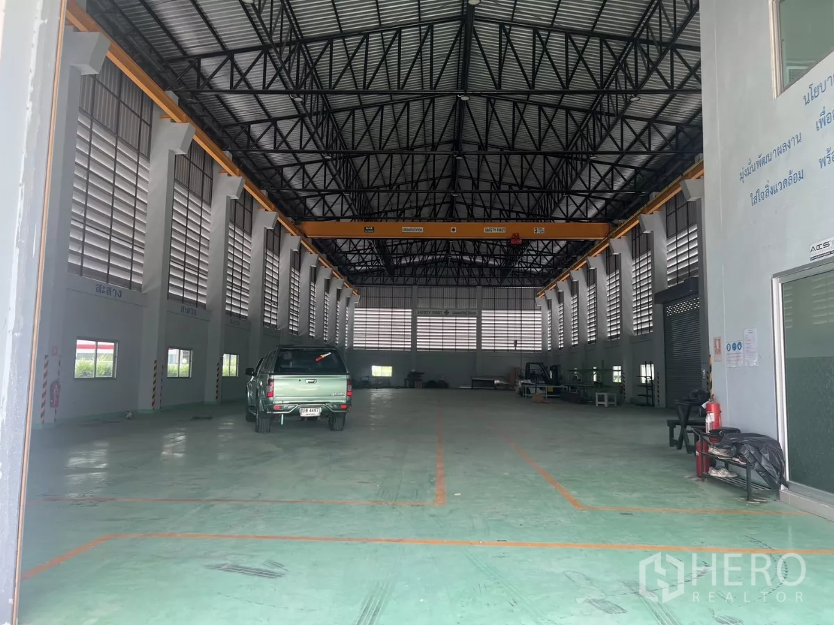 โรงงาน ขายในLat Lum Kaeo, Pathum Thani - พื้นโรงงานภายในพร้อมเครนเหนือศีรษะ เพดานสูงและช่องแสงจำนวนมาก