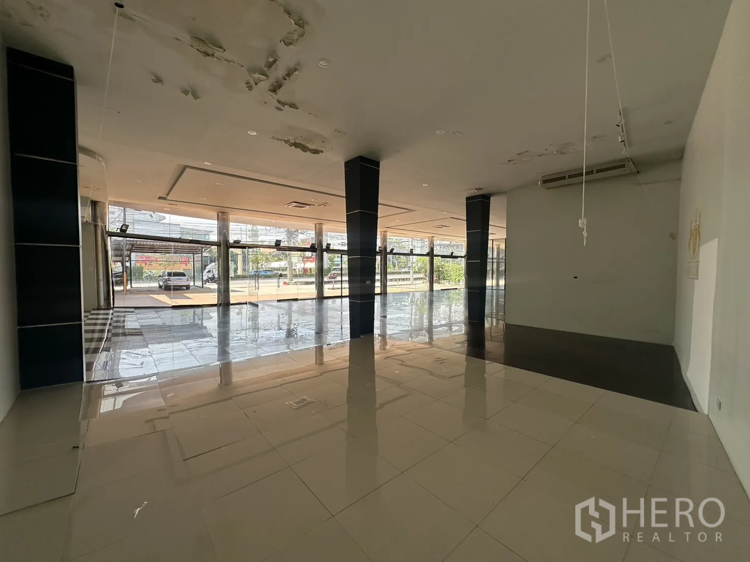 展厅 for rent in Suan Luang, Bangkok - 展厅后部，设抬高展示台与部分天花修缮区。