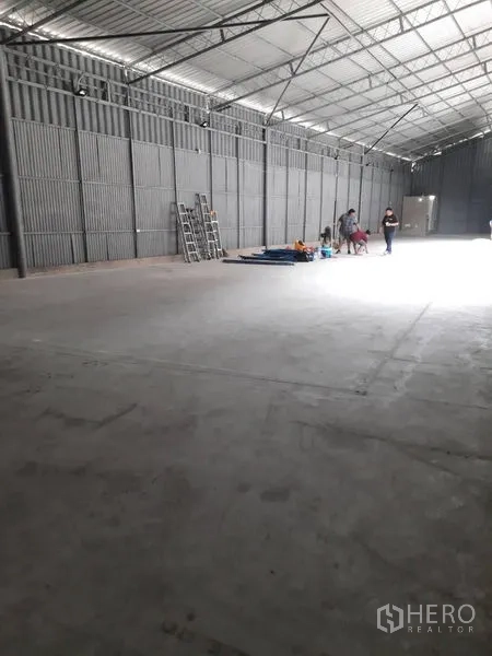 คลังสินค้า ให้เช่าในSathon, Bangkok - พื้นคอนกรีตกว้างใต้หลังคาเมทัลชีทระบายอากาศ เหมาะติดตั้งชั้นวาง