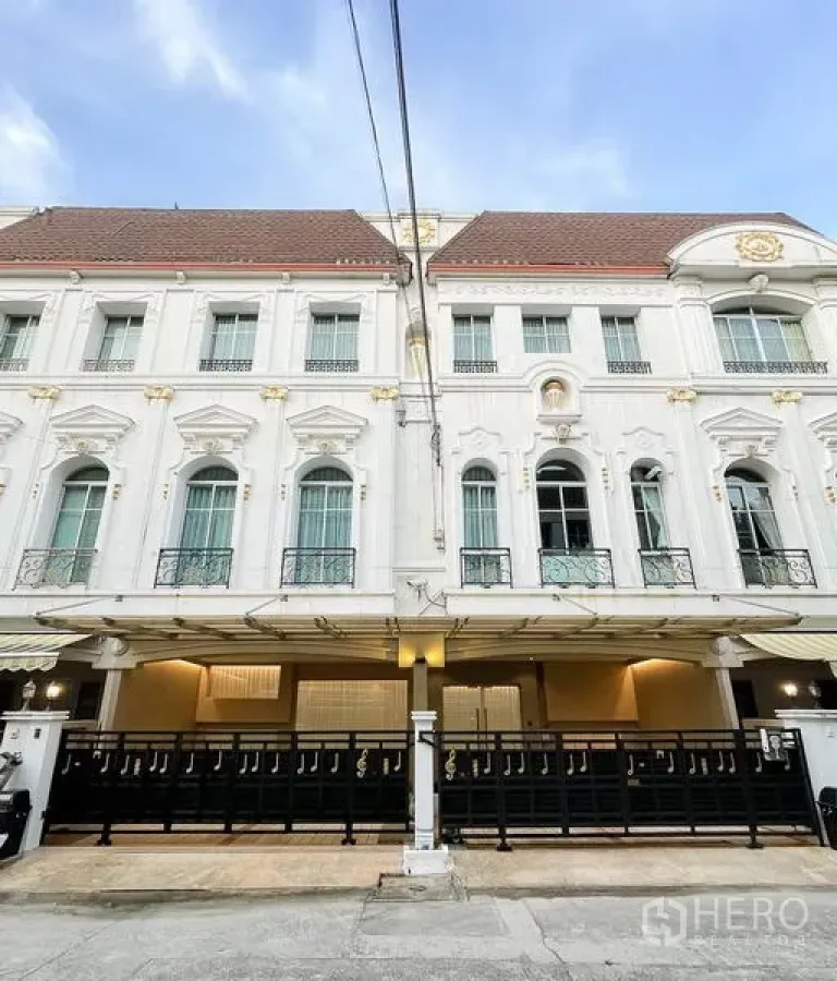 ทาวน์เฮาส์ ให้เช่าในYan Nawa, Bangkok - ด้านหน้าอาคารทาวน์เฮ้าส์สไตล์ยุโรป 3 ชั้น พร้อมรั้วและที่จอดรถในบ้าน