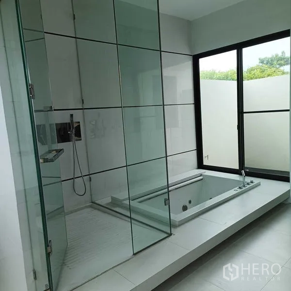 独立式住宅 出租或出售在Mueang Nonthaburi, Nonthaburi - 奢华卫浴，玻璃淋浴间与窗边下沉式浴缸。