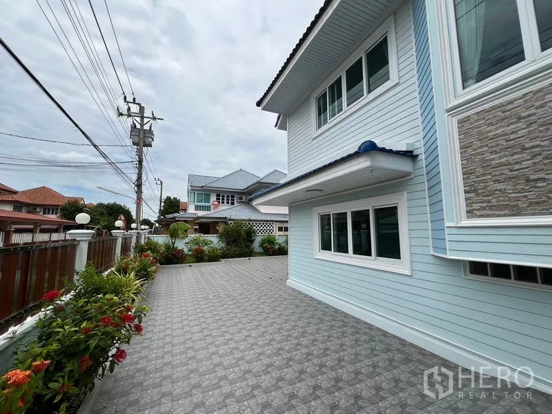 บ้าน ขายในMin Buri, Bangkok - ลานข้างบ้านปูกระเบื้องกว้าง มีแปลงไม้ดอกริมรั้ว