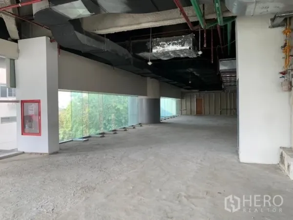 พื้นที่ขายปลีก ให้เช่า - พื้นที่ค้าปลีกกว้าง มีผนังกระจกพาโนรามาและเพดานเปิดสูง