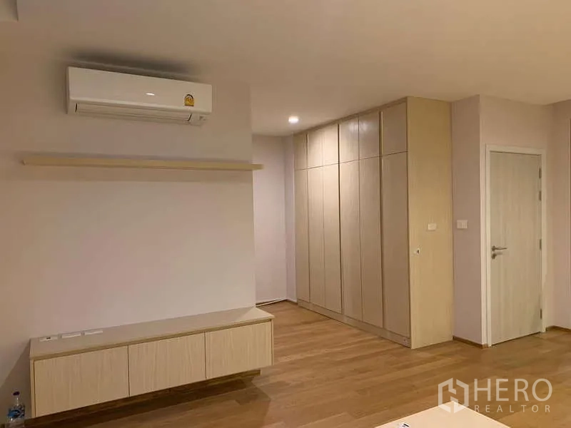ทาวน์เฮาส์ ให้เช่าหรือขายในSaphan Sung, Bangkok - ห้องนอนกว้างพร้อมแอร์ ตู้เสื้อผ้าบิวท์อิน ตู้ลอย และพื้นไม้โทนอุ่น