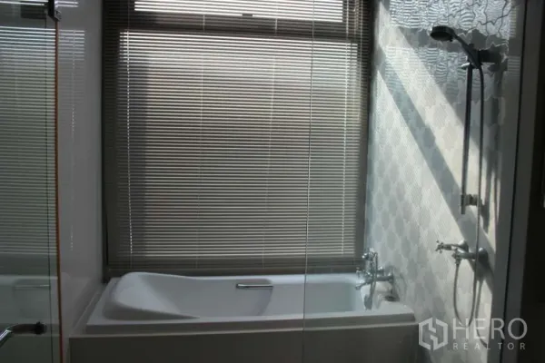 公寓 出租或出售在Khlong Toei, Bangkok - 浴室配独立浴缸、玻璃淋浴间与百叶窗。