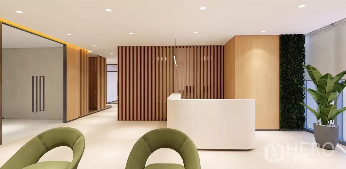 สำนักงาน ให้เช่าในHuai Khwang, Bangkok - ล็อบบี้สว่างด้วยพาร์ทิชันไม้ ต้นไม้ตกแต่ง และเคาน์เตอร์ต้อนรับมินิมอล