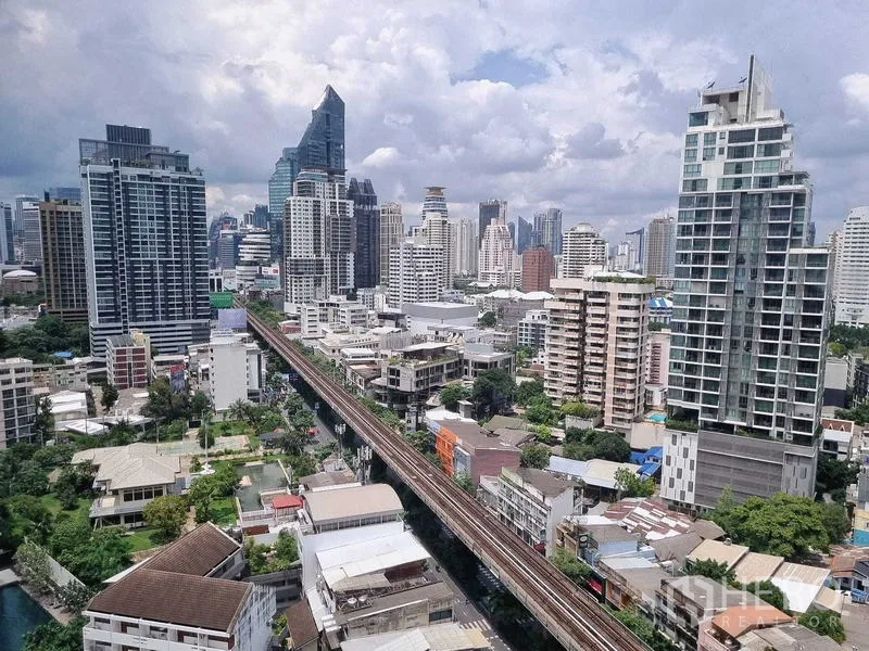 คอนโด ขาย - วิวตึกสูงใจกลางกรุงเทพฯ มองเห็นเส้นทางรถไฟฟ้า BTS