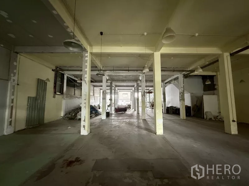 อาคารพาณิชย์ ให้เช่า - โถงลึกสไตล์โกดัง พร้อมเสาเรียงตัวและไฟอุตสาหกรรม