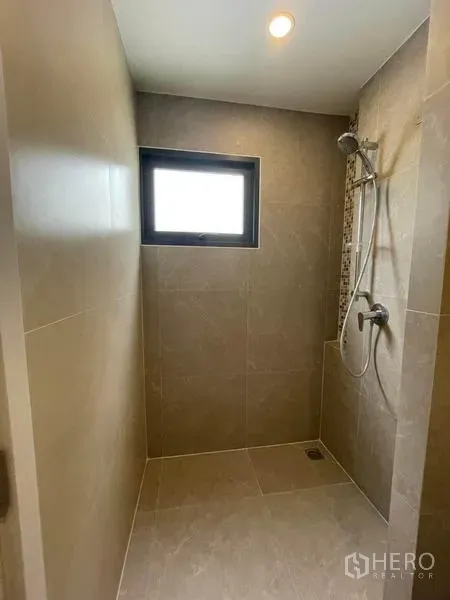 ทาวน์เฮาส์ ให้เช่าในPrawet, Bangkok - โซนอาบน้ำแบบวอล์กอิน พร้อมฝักบัวและหน้าต่างบานเล็กระบายอากาศ