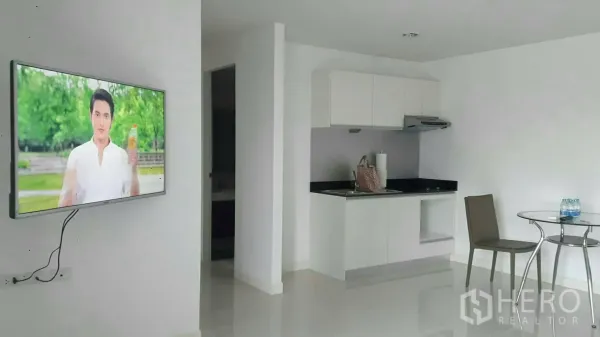 คอนโด ให้เช่าในPhaya Thai, Bangkok - ห้องนั่งเล่นแบบเปิด ทีวีติดผนัง ครัวมินิมอล และชุดโต๊ะอาหารขนาดเล็ก