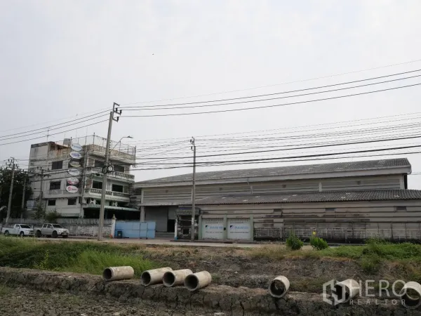 工厂 出租或出售在Bang Khun Thian, Bangkok - 工厂外观与3.5层办公室临四车道道路，位于邦坤天曼谷。