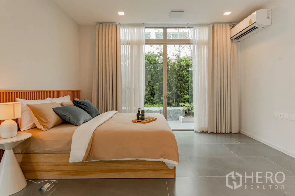 บ้าน ให้เช่าในSaphan Sung, Bangkok - ห้องนอนชั้นล่างมีประตูกระจกเปิดสู่สวนส่วนตัว