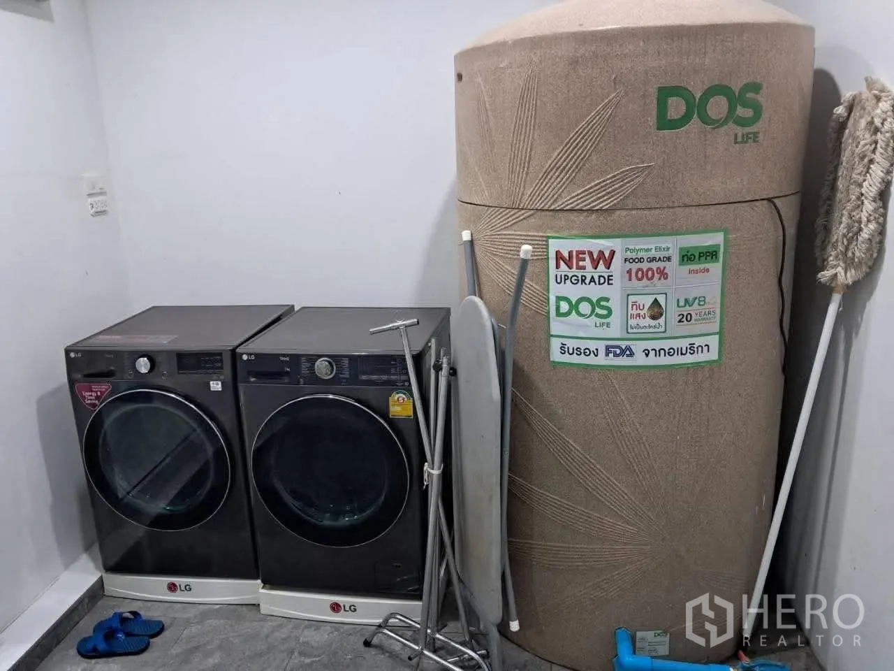 联排别墅 for rent in Bang Kapi, Bangkok - 洗衣区配洗衣机、烘干机与大型储水桶。