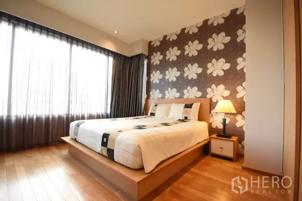 คอนโด ให้เช่าในKhlong Toei, Bangkok - ห้องนอนหลักรับแสงธรรมชาติ หน้าต่างมุมบานใหญ่พื้นไม้ และโคมไฟข้างเตียง