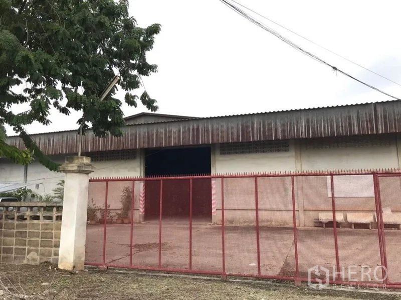 货栈 出租在Mueang Nakhon Pathom, Nakhon Pathom - 临街立面，红色围栏及主入口大门