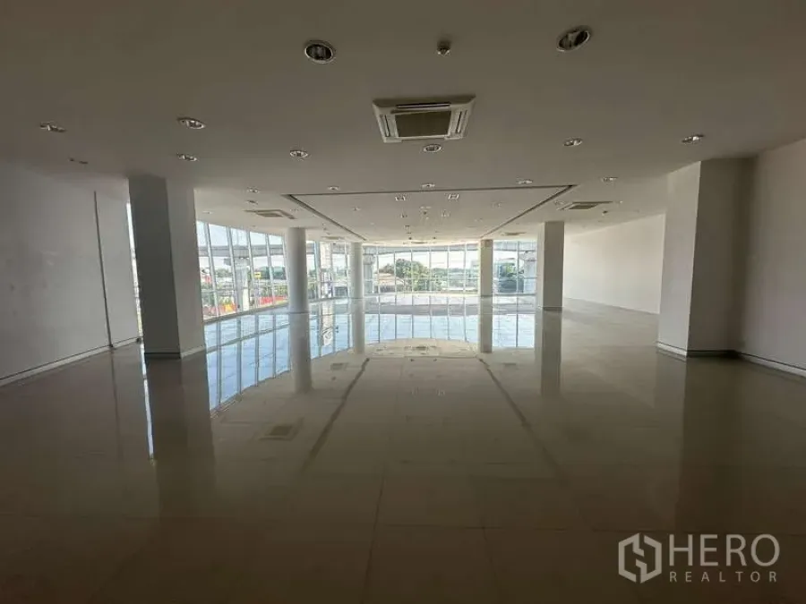 Office Space for rent in Prawet, Bangkok - Another angle of the expansive open office showing panoramic glass and bright natural light.
