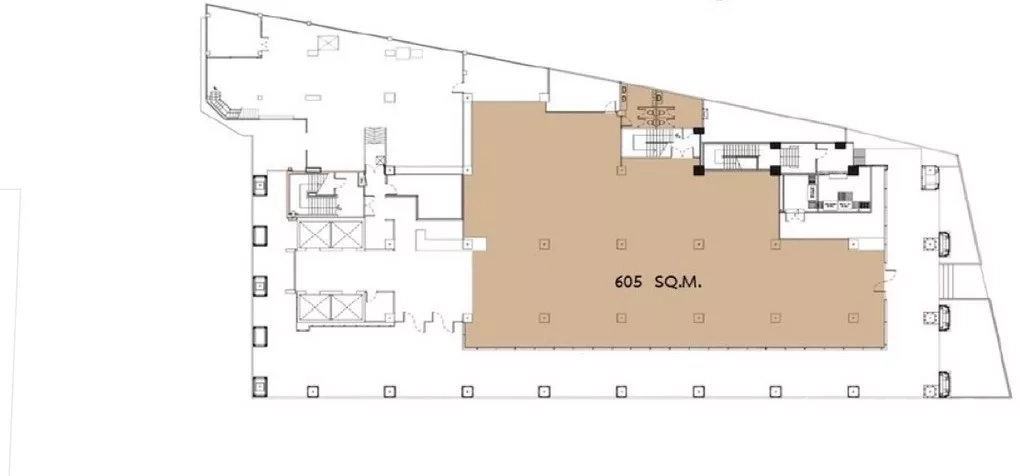 零售空间 出租 - 605㎡开放式平面图，柱网与服务核心区一目了然。