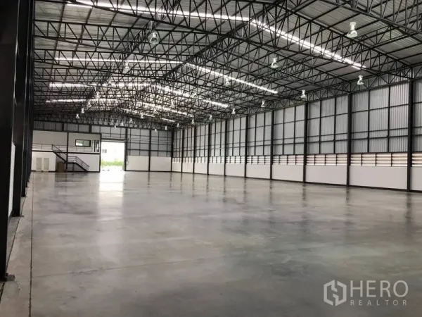 คลังสินค้า ให้เช่าในBang Phli, Samut Prakan - พื้นที่โกดังโล่งกว้าง ผนังระบายอากาศดี คานเหล็กและแสงสว่างทั่วถึง