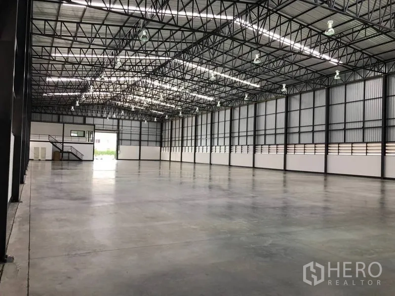 คลังสินค้า ให้เช่าในBang Phli, Samut Prakan - พื้นที่โกดังโล่งกว้าง ผนังระบายอากาศดี คานเหล็กและแสงสว่างทั่วถึง