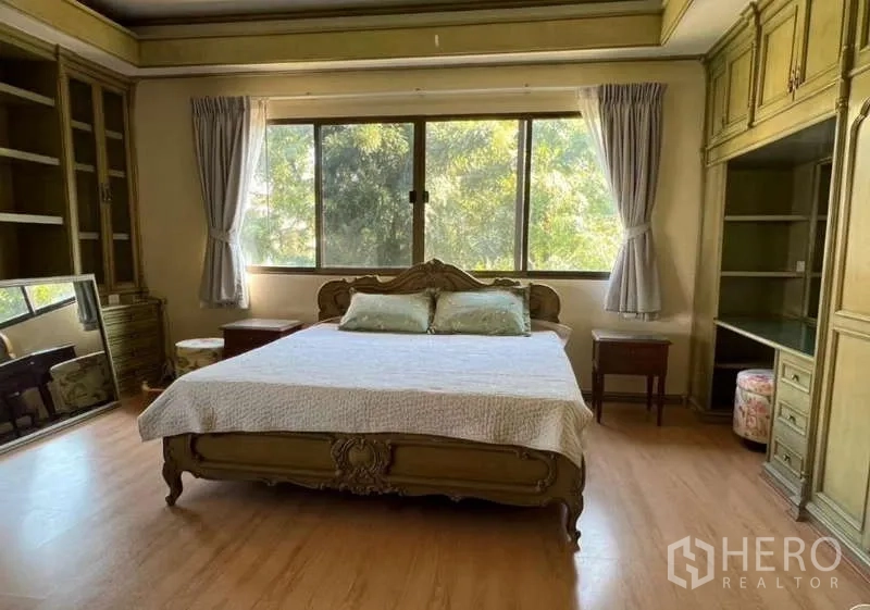 ทาวน์เฮาส์ ให้เช่าในKhlong Toei, Bangkok - ห้องนอนมาสเตอร์เตียงสไตล์คลาสสิก หน้าต่างใหญ่ และตู้บิวท์อิน