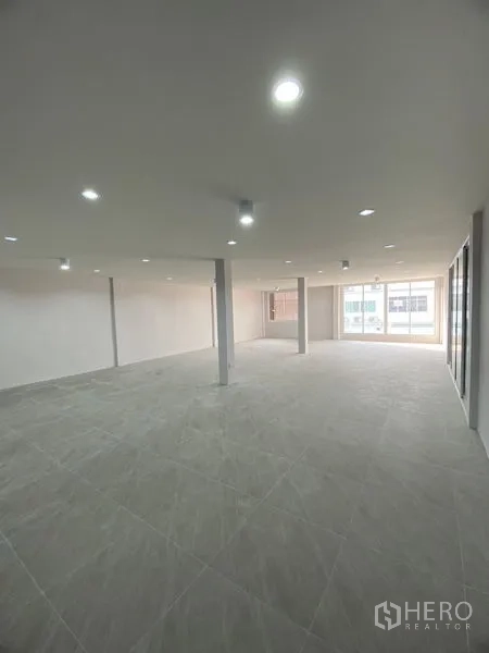 สำนักงานที่บ้าน ให้เช่าหรือขายในSuan Luang, Bangkok - พื้นที่ทำงานแบบเปิดกว้าง มีเสารับน้ำหนัก พื้นกระเบื้อง และหน้าต่างบานใหญ่รับแสงธรรมชาติ