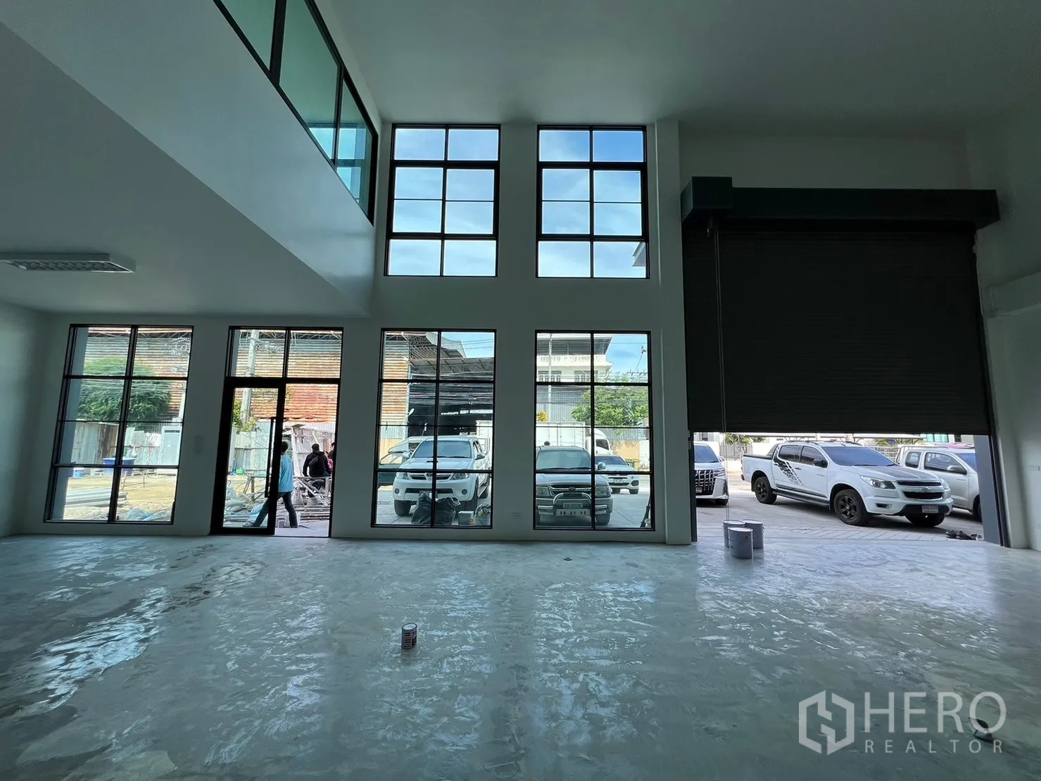 货栈 出租在Samut Prakan - 挑高装卸区，落地窗与宽幅卷闸门连通车道。