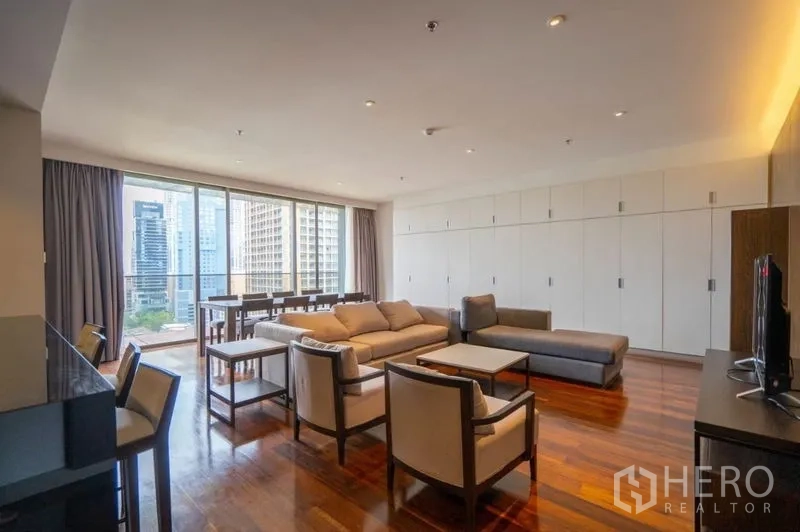 คอนโด ให้เช่าในKhlong Toei, Bangkok - ห้องรับแขกสว่าง พร้อมตู้บิวท์อินทั้งผนัง ชุดโซฟา โต๊ะอาหาร และวิวสกายไลน์