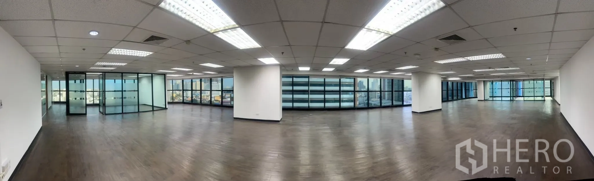 办公室 for rent in Watthana, Bangkok - 办公室全景，长墙面窗户引入充足采光。