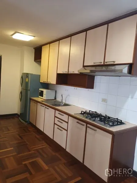 คอนโด ให้เช่าในDin Daeng, Bangkok - ครัวแบบแกลเล่ย์ยาว ตู้เก็บของครบ เตาแก๊ส เครื่องดูดควัน ตู้เย็น และไมโครเวฟ