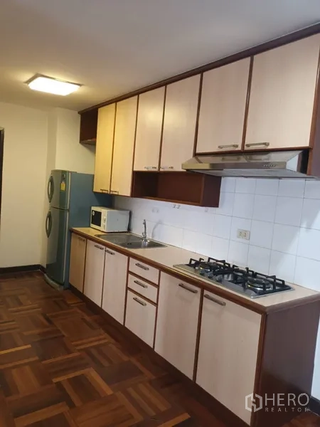 คอนโด ให้เช่าในDin Daeng, Bangkok - ครัวแบบแกลเล่ย์ยาว ตู้เก็บของครบ เตาแก๊ส เครื่องดูดควัน ตู้เย็น และไมโครเวฟ