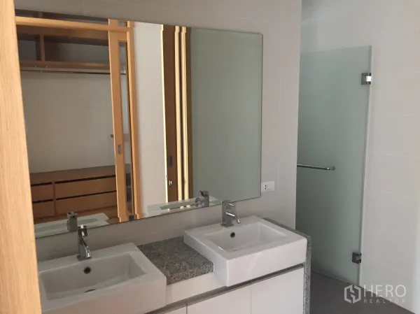 คอนโด ให้เช่าในKhlong Toei, Bangkok - ห้องน้ำสไตล์โมเดิร์น อ่างล้างหน้าแบบคู่ กระจกบานใหญ่ และห้องอาบน้ำประตูกระจกฝ้า ใกล้ตู้เสื้อผ้าแบบวอล์กอิน