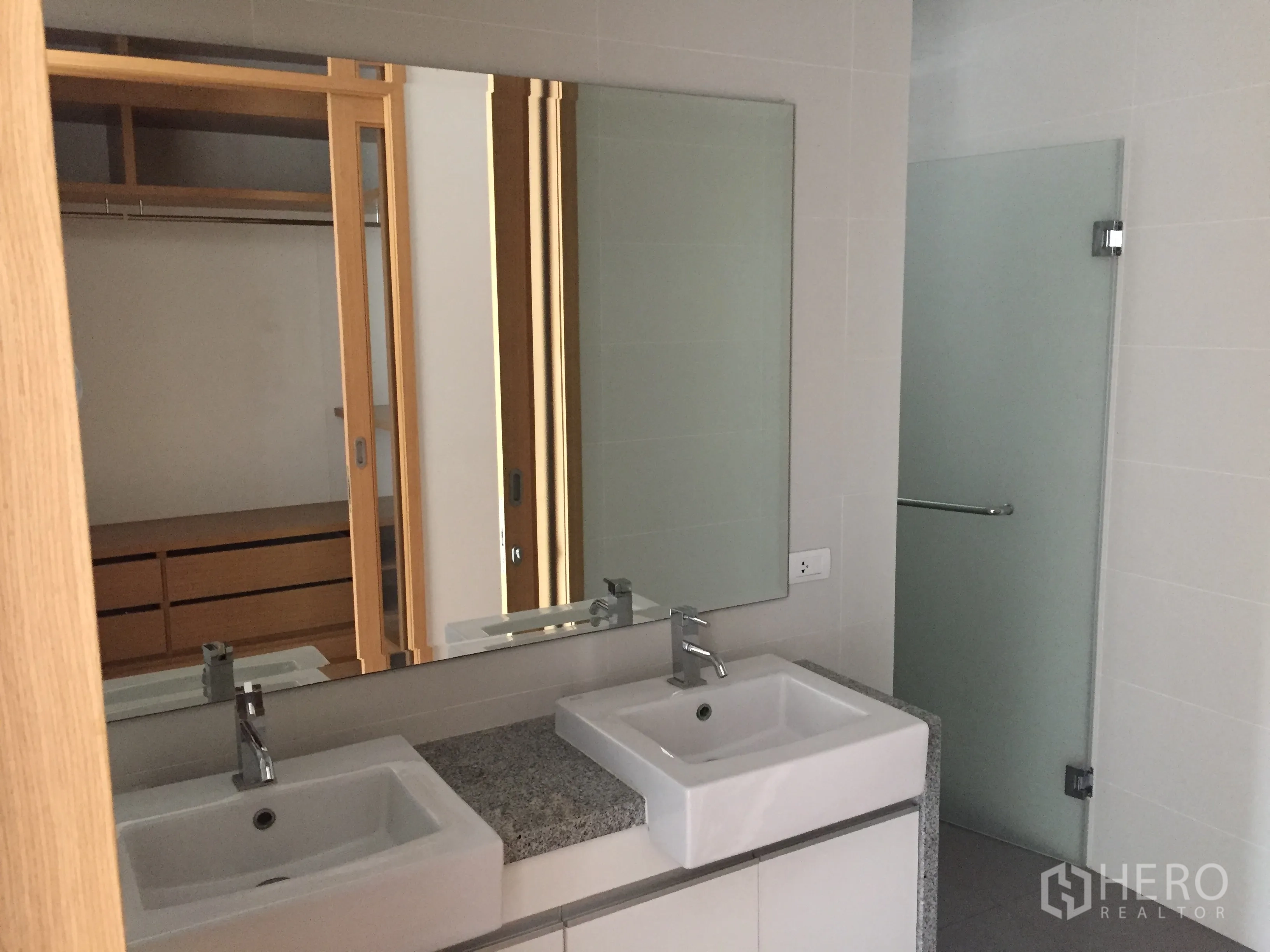 คอนโด ให้เช่าในKhlong Toei, Bangkok - ห้องน้ำสไตล์โมเดิร์น อ่างล้างหน้าแบบคู่ กระจกบานใหญ่ และห้องอาบน้ำประตูกระจกฝ้า ใกล้ตู้เสื้อผ้าแบบวอล์กอิน