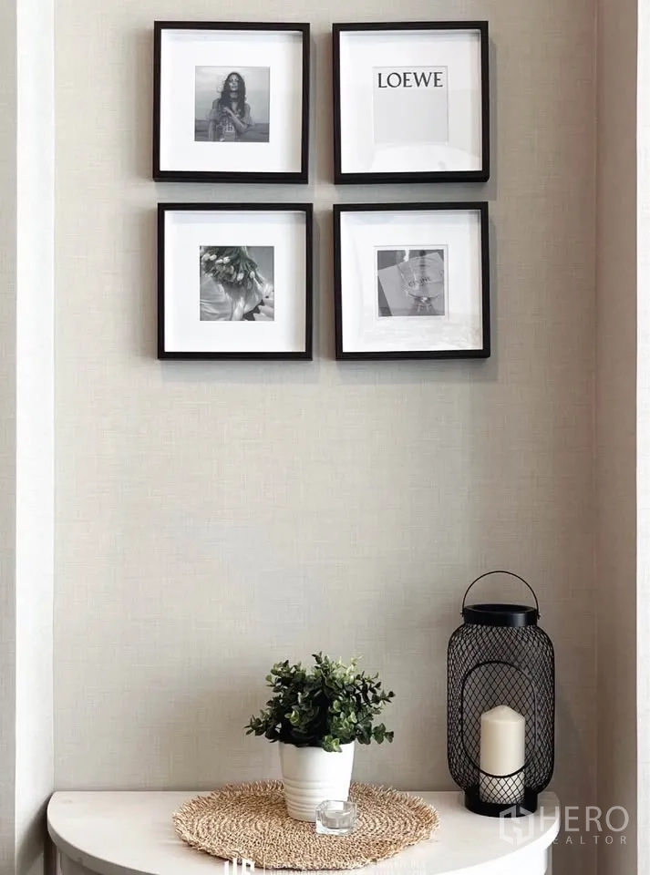 คอนโด ให้เช่าในWatthana, Bangkok - มุมแต่งบ้านพร้อมกรอบรูป กระถางต้นไม้ และโคมเทียนบนโต๊ะคอนโซล