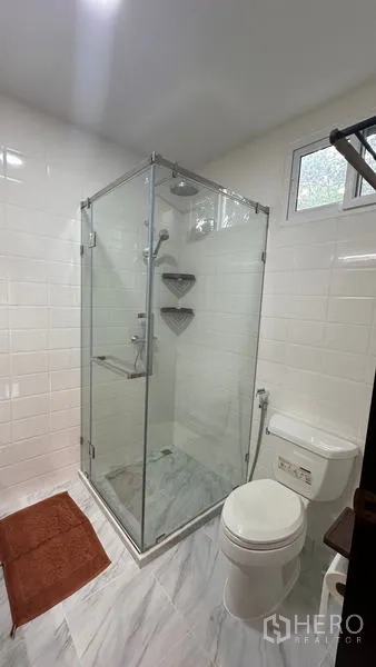 独立式住宅 出租在Watthana, Bangkok - 现代浴室，玻璃淋浴房与白色墙砖。