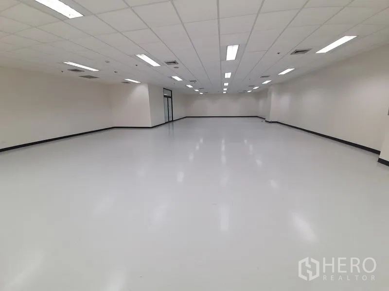 办公空间 出租在Bang Rak, Bangkok - 长方形办公室，中央空调出风口与尽头双扇玻璃门。