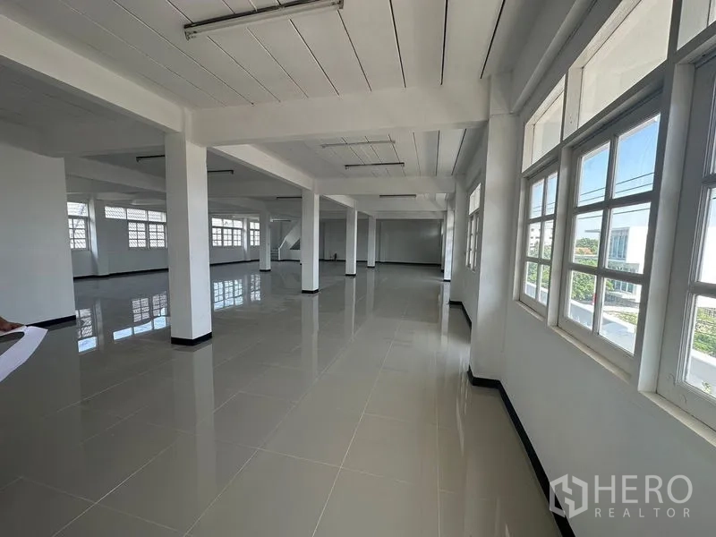Home Office for rent in Phra Khanong, Bangkok - Long windowed corridor on an upper floor overlooking the neighborhood.