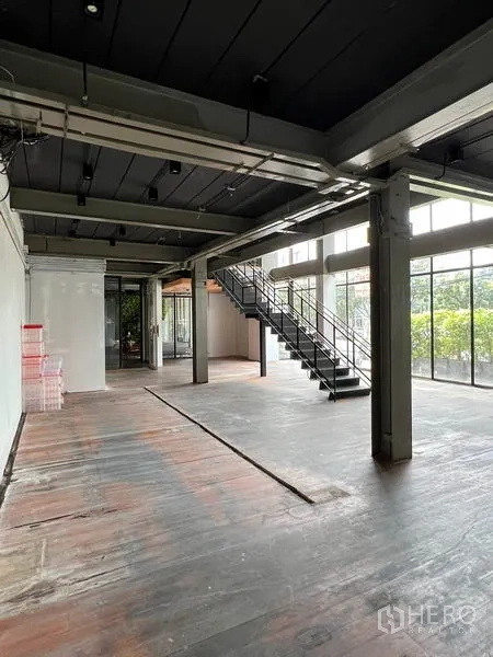 พื้นที่ขายปลีก ให้เช่าในWatthana, Bangkok - ฮอลล์โลฟท์ติดกระจกสูง พร้อมบันได มองเห็นต้นไม้ภายนอก