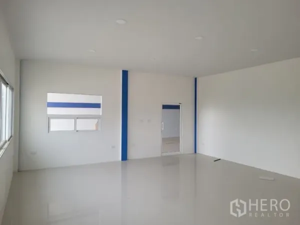 โรงงาน ให้เช่าหรือขายในKhlong Luang, Pathum Thani - ออฟฟิศชั้นบนสว่าง ผนังสีขาว พื้นกระเบื้อง และไฟดาวน์ไลท์